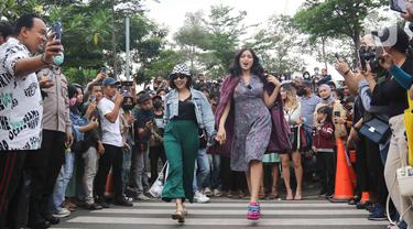 Adu Gaya Jessica Iskandar dan Giselle Anastasia di Citayam Fashion Week