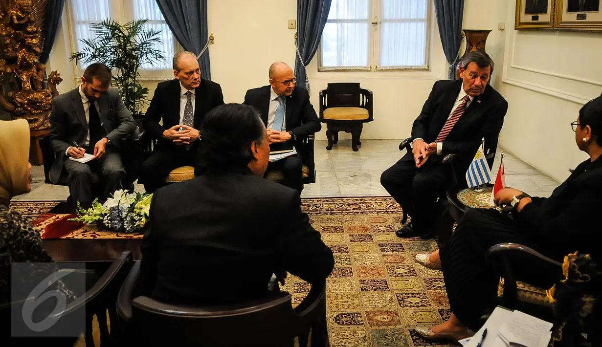 Menlu Uruguay Rodolfo Nin Novoa saat menemui Menlu RI Retno Marsudi di Gedung Pancasila, Jakarta, (11/10). Kunjungan perdana Menlu Uruguay ini dalam rangka pertemuan bilateral meningkatkan hubungan kerjasama di bidang ekonomi. (Liputan6.com/Faizal Fanani)