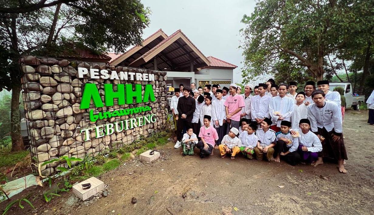 Atta Halilintar terlihat melakukan kunjungan ke pondok pesantren serta masjid yang ada di AHHA Binnaumma. Dalam akun Instagram, ia juga menyebutkan jika pesantren tersebut sudah hampir selesai sekitar 85%. (Liputan6.com/IG/@attahalilintar)