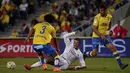 Penyerang Real Madrid, Cristiano Ronaldo, terjatuh akibat berebut bola dengan gelandang Las Palmas, Mauricio Lemos. Sementara bagi Las Palmas kekalahan ini membuat mereka turun ke peringkat 15. (Reuters/Juan Medina)