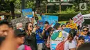 Sejumlah pegiat lingkungan menggelar pawai bebas plastik di Kawasan Sudirman, Jakarta, Minggu (30/7/2023). (Liputan6.com/Faizal Fanani)
