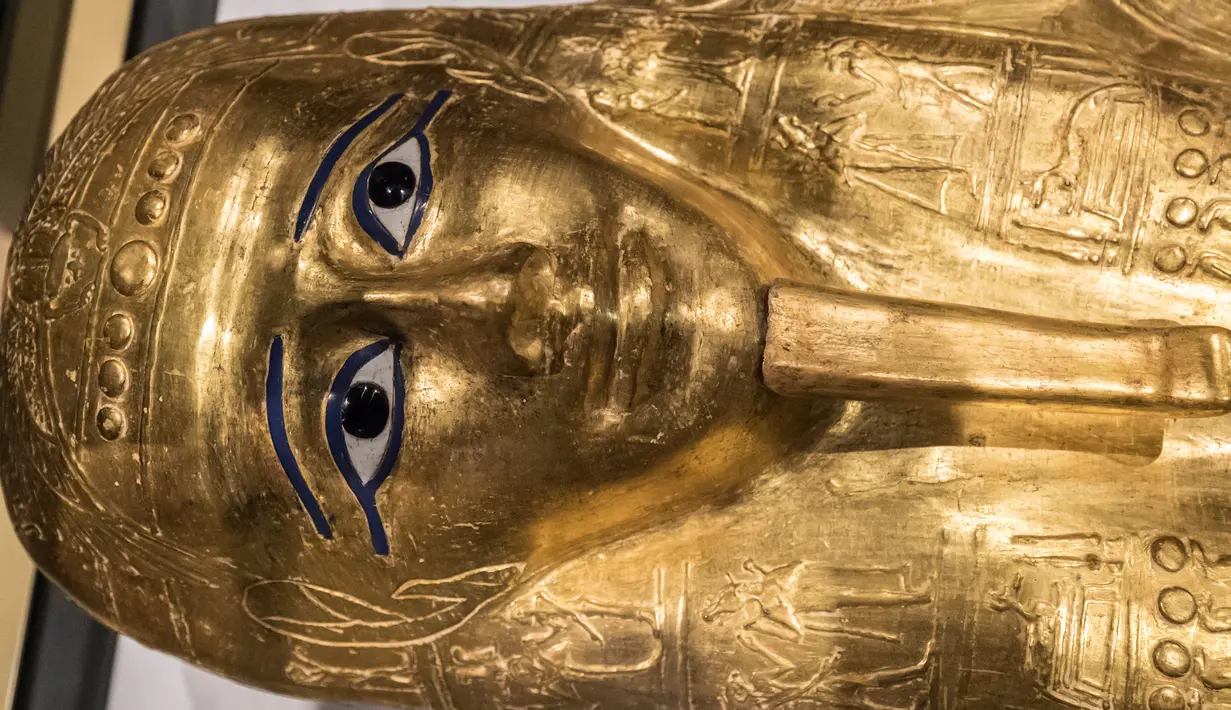 Penampakan peti mati emas mumi Nedjemankh yang dipajang di Museum Nasional Peradaban Mesir, Kairo, Selasa (1/10/2019). Rencananya pada 2020, peti mati itu akan dipamerkan Museum Agung Mesir. (Khaled DESOUKI/AFP)
