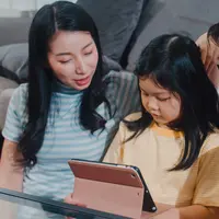 Orangtua dapat membantu anak menggunakan media sosial dengan aman, memahami risiko online, serta tetap menghormati privasi dan kemandirian. (Foto/Dok: Magnific)