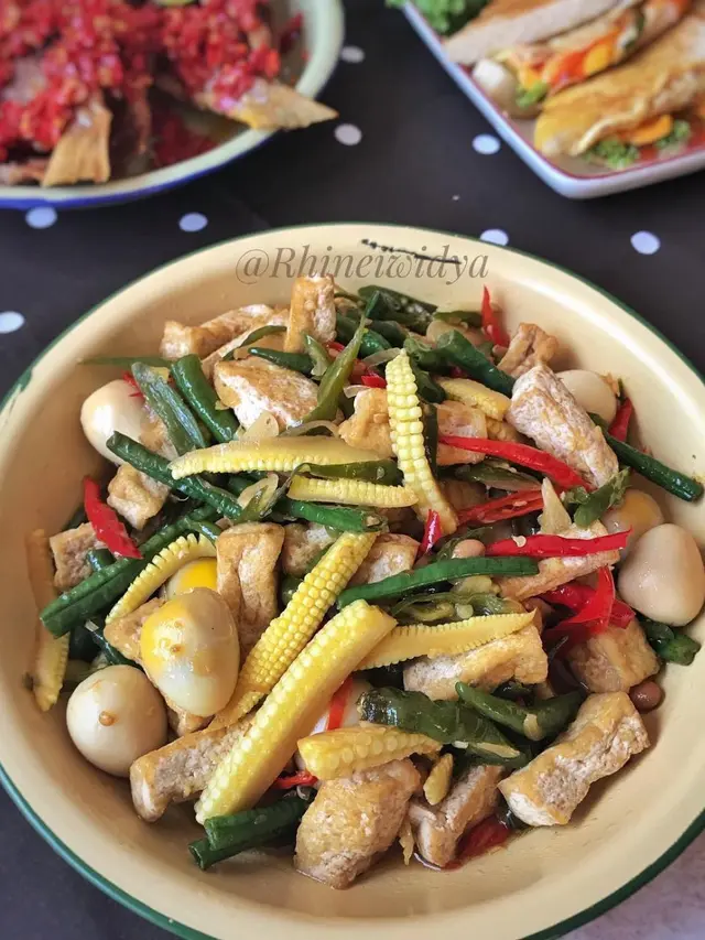 Sepiring sayur tumis tahu telur puyuh tauco