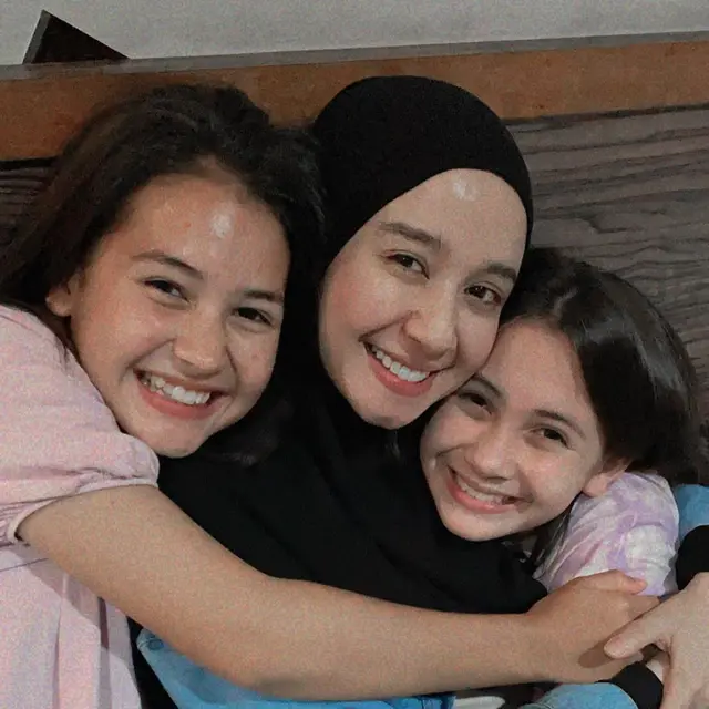 6 Transformasi Laudya Cynthia Bella dan Sandrinna Michelle, Bak Ibu Kandung