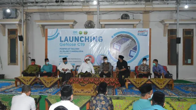 Pengasuh Ponpes At Taujieh Al Islamy 2 Andalusia, KH Zuhrul Anam Hisyam dan Bupati Banyumas, Achmad Husein melaunching alat deteksi dini Covid-19 GeNose. (Foto: Liputan6.com/Istimewa)