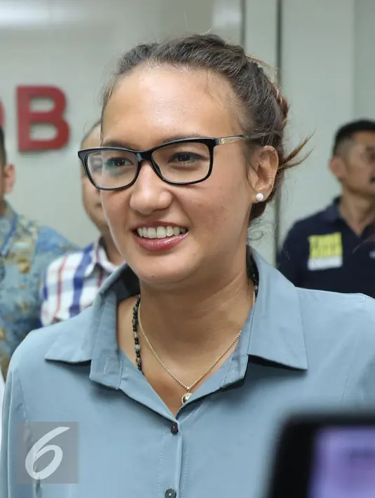 Usai menjalani pemeriksaan, Nadine mengaku disodori 21 pertanyaan oleh penyidik Polda Metro Jaya, Jakarta, Senin (19/9). (Liputan6.com/Herman Zakharia)