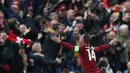 Kapten Liverpool, Jordan Henderson merayakan kemenangan timnya atas barcelona pada laga kedua semifinal Liga Champions 2018/19 di Anfield, Selasa (7/5/2019).  Liverpool sukses melaju ke final Liga Champions usai tampil sensasional menghajar Barcelona 4-0. (AP/Emilio Morenatti)