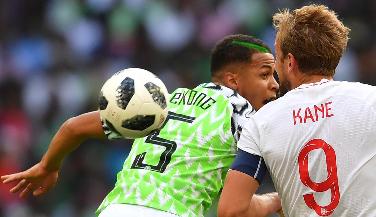 Bek Nigeria, William Troost-Ekong, duel udara dengan striker Inggris, Harry Kane, pada laga persahabatan di Stadion Wembley, London, Sabtu (2/6/2018). Inggris menang 2-1 atas Nigeria. (AFP/Ben Stansall)