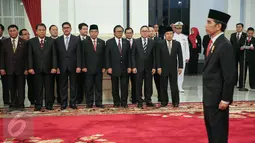 Presiden Joko Widodo (Jokowi) didampingi Wakil Presiden Jusuf Kalla memimpin acara pelantikan lima pimpinan KPK di Istana Negara, Jakarta, Senin (21/12/2015). Presiden Jokowi melantik lima pimpinan KPK periode 2015-2019. (Liputan6.com/Faizal Fanani)