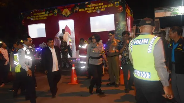 Kapolres beserta rombongan Forkopimda Pemalang mengunjungi beberapa gereja dan Pos Pam Natal. (Foto: Liputan6.com/Polres Pemalang/Muhamad Ridlo)