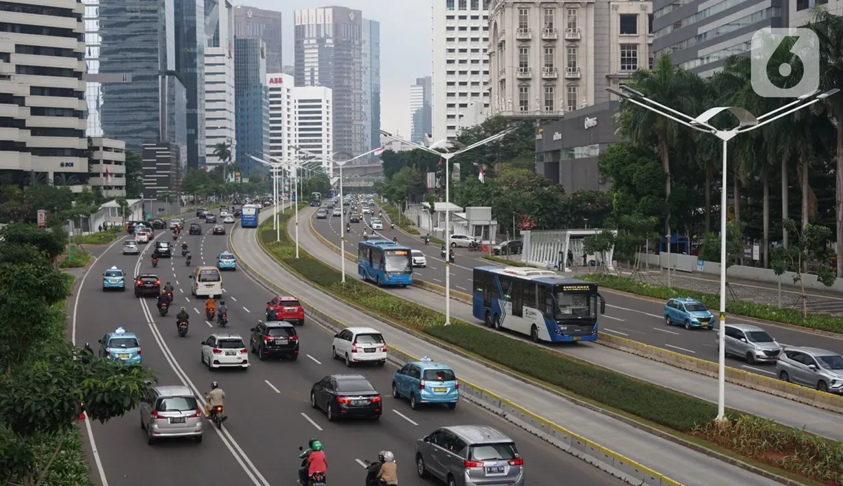 Kendaraan melintasi Jalan Jenderal Sudirman, Jakarta, Senin (23/11/2020). Aturan sistem ganjil genap belum diberlakukan di tengah perpanjangan penerapan pembatasan sosial berskala besar (PSBB) transisi hingga dua minggu ke depan di Ibu Kota. (Liputan6.com/Immanuel Antonius)