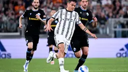 Penyerang Juventus, Paulo Dybala menggiring bola dari kejaran gelandang Lazio, Danilo Cataldi pada pertandingan lanjutan Liga Serie A Italia di &ldquo;Stadion Allianz&rdquo; di Turin, Selasa (17/5/2022). Juventus bermain imbang atas Lazio 2-2. (AFP/MARCO BERTORELLO)