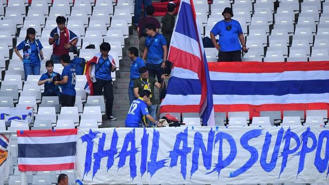 Suporter Timnas Thailand mendukung perjuangan tim asuhan Alexandre Polking di Stadion Gelora Bung Karno