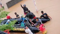 Prajurit Marinir mengevakuasi warga di dekat habitat buaya, di Tanjungpinang. (Foto: Batamnews.co.id)