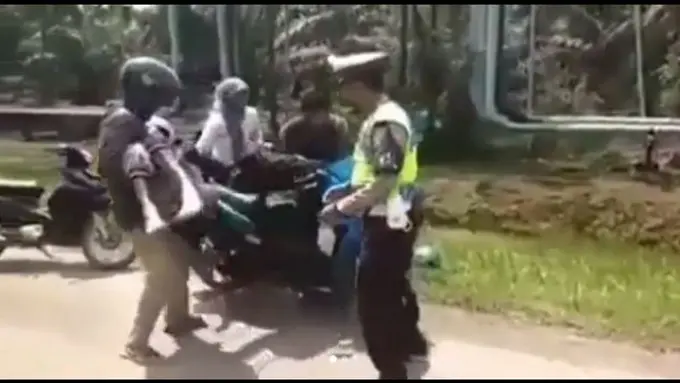 [Bintang] Heboh Video Bonceng Jenazah di Jambi, Begini Penjelasan Polisi