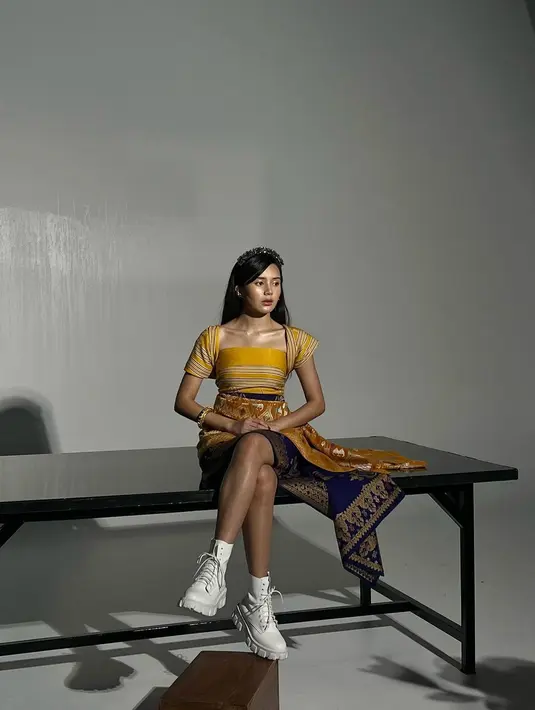 Sepatu kasual yang dikenakannya sukses memberikan kesan modern. Dipilih warna putih juga membuat warnanya makin kontras. (Liputan6.com/IG/@bebytsabina).