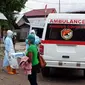 Fotro : Petugas medis saat menjemput pasien positif covid-19 di Kabupaten Sikka, NTT (Liputan6.com/Dion)
