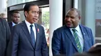 Presiden Indonesia Joko Widodo atau Jokowi (kiri) disambut oleh Perdana Menteri Papua Nugini James Marape (kanan) di APEC Haus menjelang pertemuan bilateral di Port Moresby, Papua Nugini, Rabu (5/7/2023). Setibanya di Port Moresby, Presiden Jokowi disambut langsung oleh PM Papua Nugini James Marape. (ANDREW KUTAN/AFP)