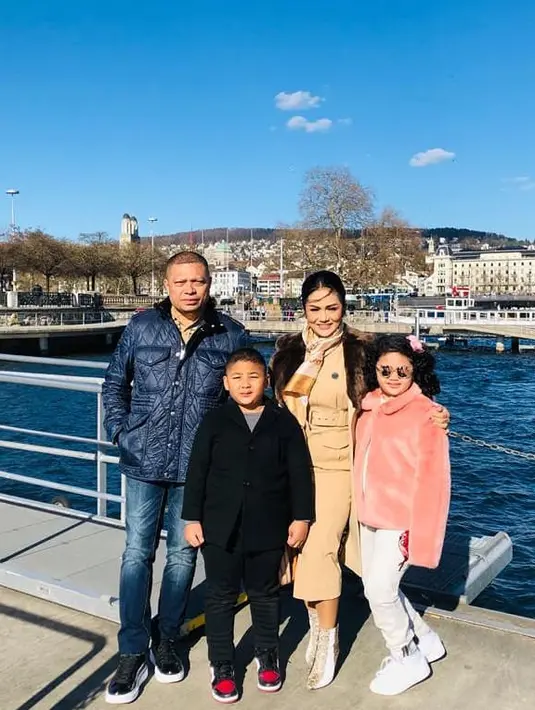 Lebih lanjut KD mengatakan soal hadiah yang diberikan Raul dalam perayaan anniversary ke-10 pernikahannya ini. Bersedia terlibat dan mendukung penuh pernikahan Aurel adalah hal yang membahagiakan untuk KD. (Instagram/raullemos06)