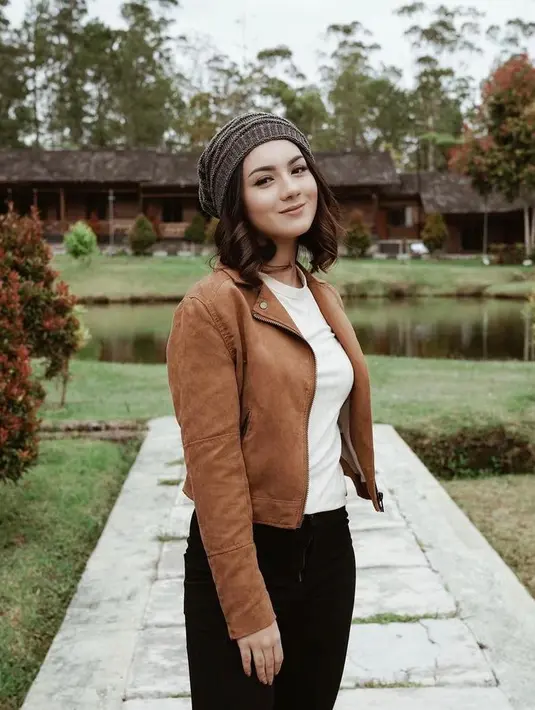 Buat gayamu makin modis dengan padu padan suede cropped jacket, t-shirt, dan high waist jeans warna hitam. Aksesori berupa beanie menjadi perhatian dalam penampilan kamu (Instagram/ersyaurel).