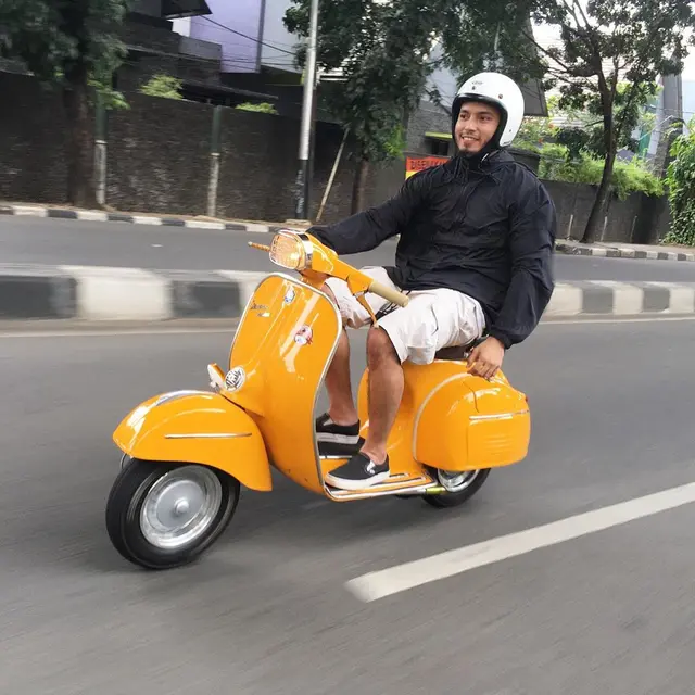 7 Gaya Keren Rifky Alhabsyi, Pesepak Bola dan Aktor yang Koleksi Vespa Klasik