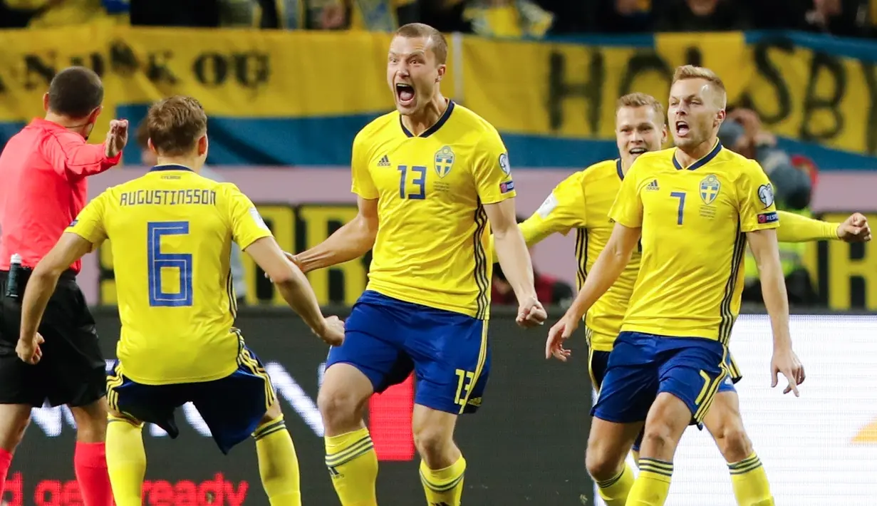 Gelandang Swedia Jakob Johansson (tengah) merayakan gol bersama rekan setimnya saat melawan Italia dalam pertandingan kualifikasi Piala Dunia 2018 di Solna, Swedia (10/11). Timnas Italia takluk 0-1 dari Swedia. (AP Photo/Frank Augstein)