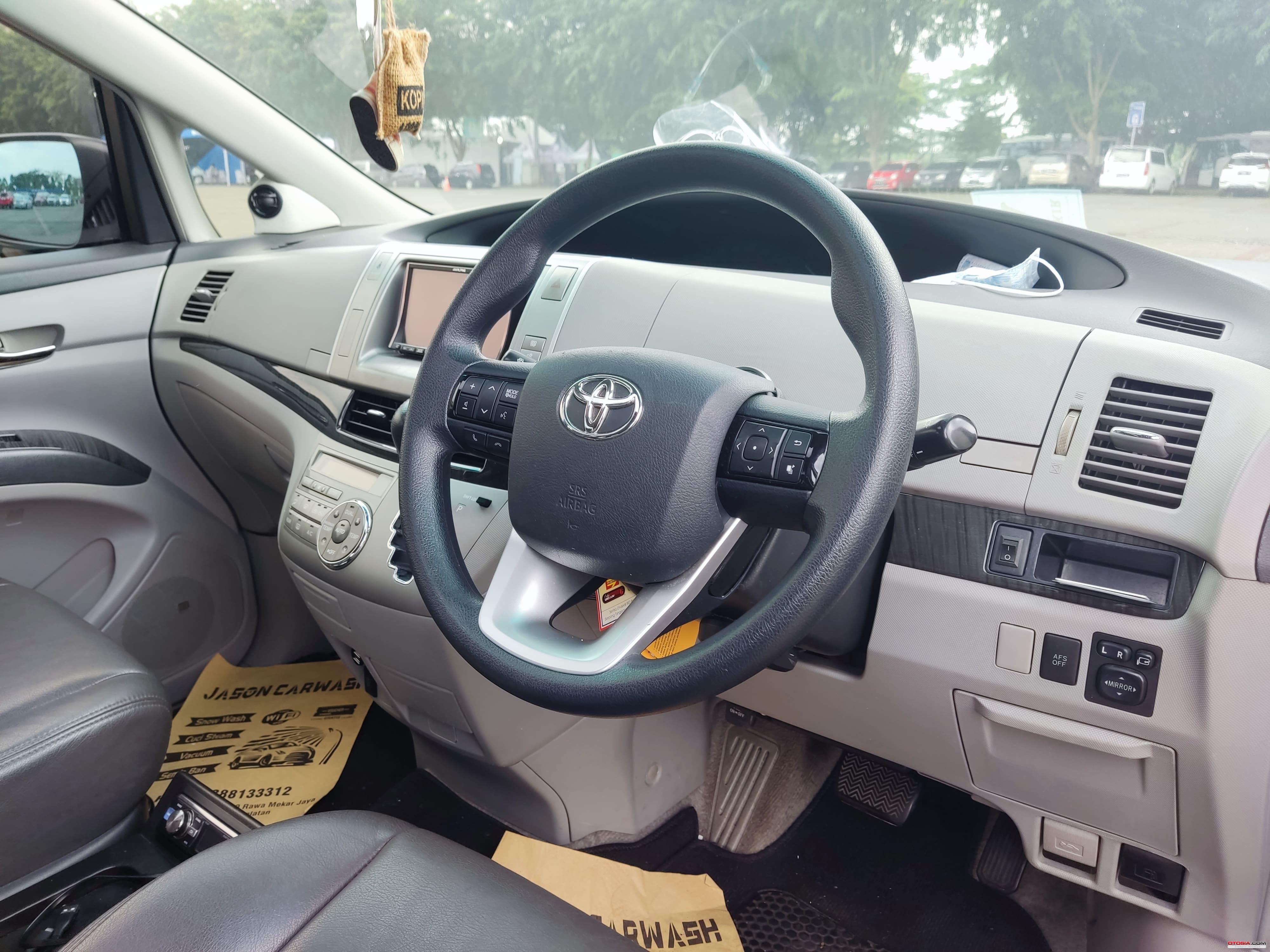 Interior Toyota Estima dengan setir dari Toyota Fortuner (Otosia.com/Arendra Pranayaditya)