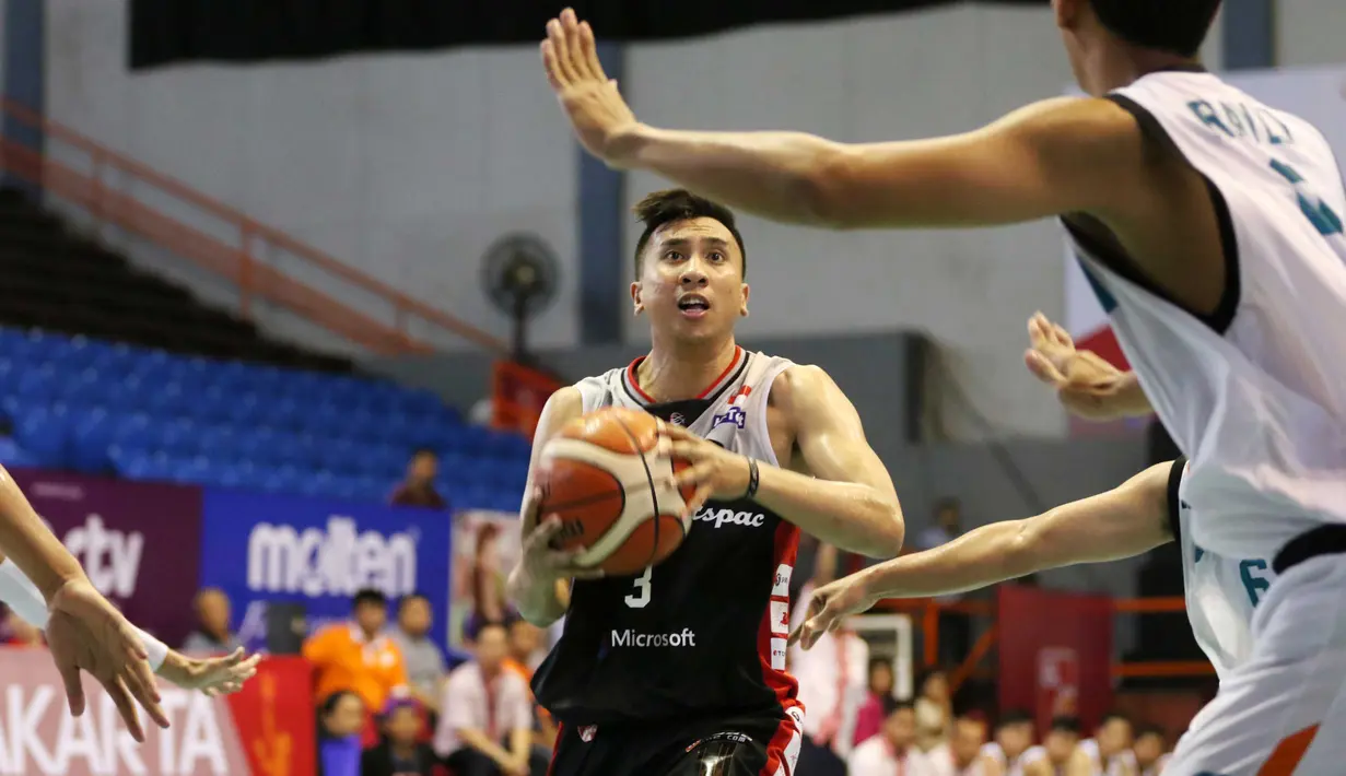 Pemain M88 Aspac Jakarta, Dirk Gerungan mencoba melakukan tembakan saat dihadang  para pemain NSH Jakarta,  pada laga IBL Reguler Season di Hall A Senayan, Jakarta, Minggu (10/1/2016). Aspac Jakarta menang 78-61. (Bola.com/Nicklas Hanoatubun)