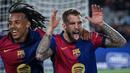 Pemain Barcelona, Inigo Martinez (kanan) melakukan selebrasi setelah mencetak gol ke gawang Atletico Madrid dalam laga leg 1 semifinal Copa del Rey 2024/2025 di Estadi Olimpic Lluis Companys, Barcelona, Rabu (26/02/2025) dini hari WIB. (AFP/Lluis Gene)