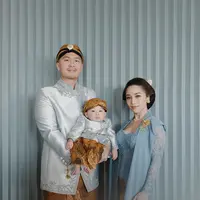 Artis keturunan Minangkabau ini mempercayakan wajah cantiknya pada MUA Melina. Auranya pun semakin terpancar setelah dirias. Sementara itu, Indra Priawan dan Baby Izz juga tampil dengan busana khas Jawa yakni mengenakan beskap. Membuat keduanya begitu serasi dengan Nikita. (Liputan6.com/IG/@thepotomoto)