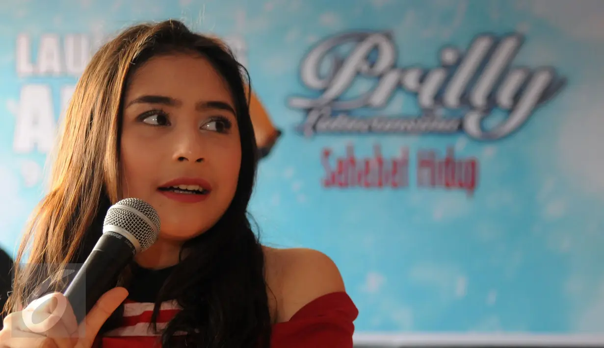 Artis sinetron Prilly Latuconsina ketika merilis album perdananya bertajuk Sahabat Hidup di kawasan Lenteng Agung, Jakarta, Rabu (9/3). Album yang berisi sembilan lagu tersebut diproduseri oleh musisi Maia Estianty. (Liputan6.com/Herman Zakharia)
