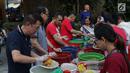 Panitia menyiapkan menu makanan berbuka puasa di Vihara Dharma Bakti di kawasan Petak Sembilan, Jakarta, Jumat (10/5/2019). Kegiatan ini rutin dilakukan komunitas muslim Tionghoa-Indonesia untuk mempererat kerukunan antar umat. (Liputan6.com/Helmi Fithriansyah)