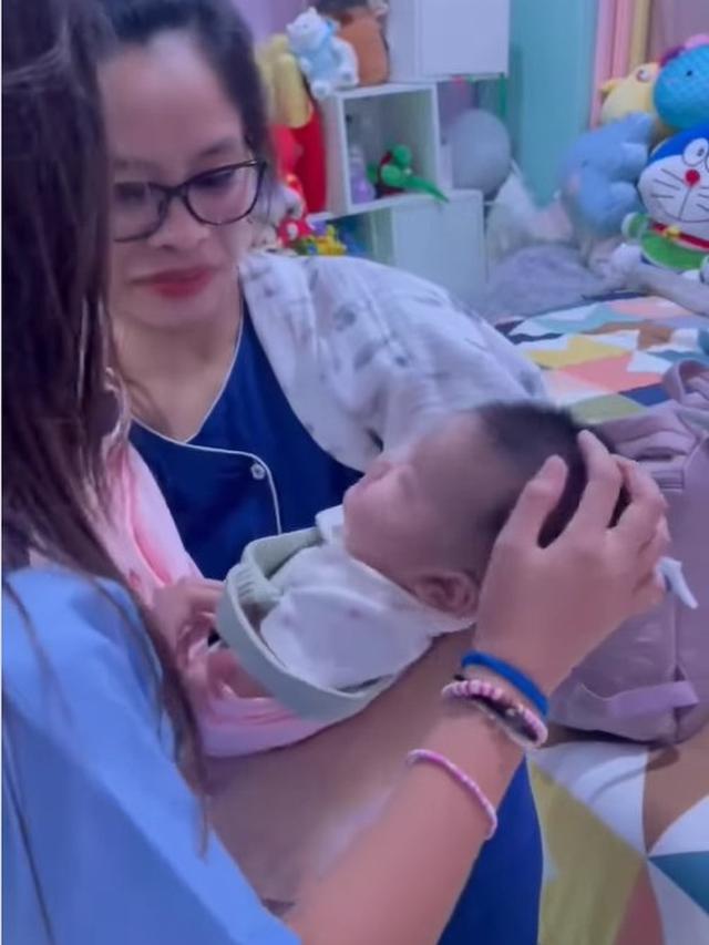 Potret Mikhayla mengusap kepala Baby Zica (Sumber: Instagram/ramadhaniabakrie.fansupdate)