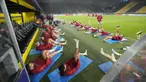 Para pemain Sevilla berlatih di stadion saat sesi latihan terakhir sebelum pertandingan sepak bola Grup G Liga Champions antara Borussia Dortmund melawan Sevilla FC di Dortmund, Jerman, Senin (10/10/2022). Sevilla akan bertanding melawan Borussia Dortmund pada 12 Oktober 2022 dini hari WIB. (AP Photo/Martin Meissner)