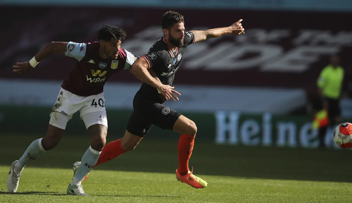 Pemain Aston Villa Tyrone Mings (kiri) berebut bola dengan pemain Chelsea Olivier Giroud dalam lanjutan Liga Inggris di Villa Park Stadium, Birmingham, Inggris, Minggu (21/6/2020). Chelsea menaklukkan Aston Villa 2-1. (Molly Darlington/Pool via AP)