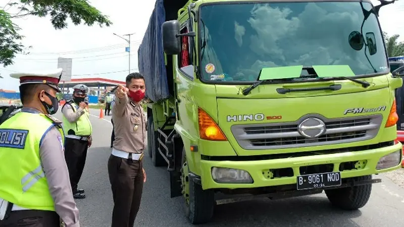 Pemeriksaan kendaraan di perbatasan Riau oleh polisi.