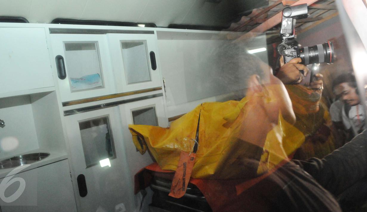 Jenazah salah satu terduga teroris di dalam mobil ambulans, Setu, Tangerang Selatan, Banten, Rabu (21/12). Jenazah terduga teroris Tangerang Selatan akan dibawa ke RS Polri, Kramatjati, Jakarta Timur.  (Liputan6.com/Helmi Afandi)