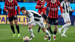 Pemain Juventus, Kenan Yildiz berusaha melewati penjagaan dari sejumlah pemain AC Milan pada laga semifinal Piala Super Italia 2025 yang berlangsung di Al-Awwal Park, Riyadh, Arab Saudi, Sabtu (04/01/2024) dini hari WIB. (AFP/Fayez Nureldine)