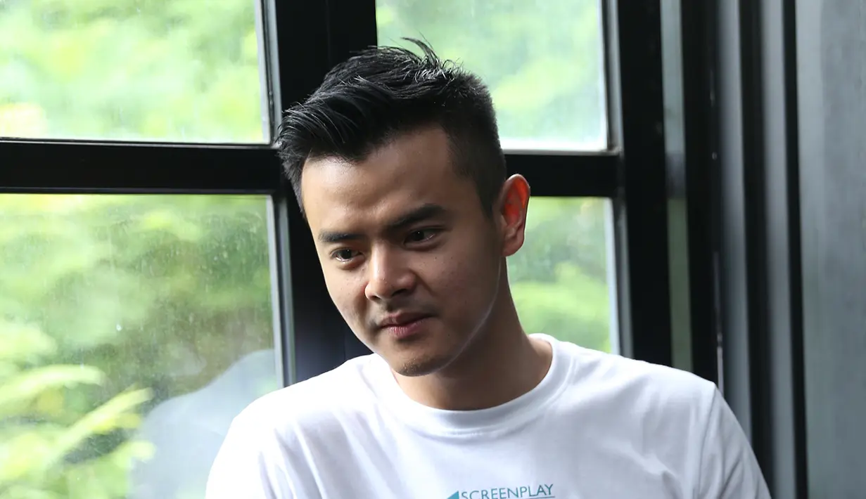 "Semuanya gue excited, ini pengalaman pertama merasakan musim autumn di sana. Pohon-pohon di sana juga lagi bagus-bagusnya," ungkap Dion. (Andy Masela/Bintang.com)