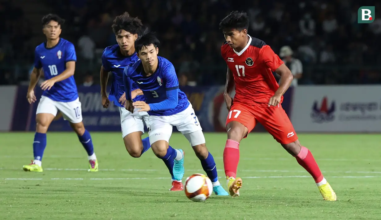 <p>Striker Timnas Indonesia U-22, Irfan Jauhari menguasai bola dibayangi pemain Kamboja, Taing Bunchhai pada laga keempat Grup A SEA Games 2023 di Olympic National Stadium, Phnom Penh, Kamboja, Rabu (10/5/2023). (Bola.com/Abdul Aziz)</p>