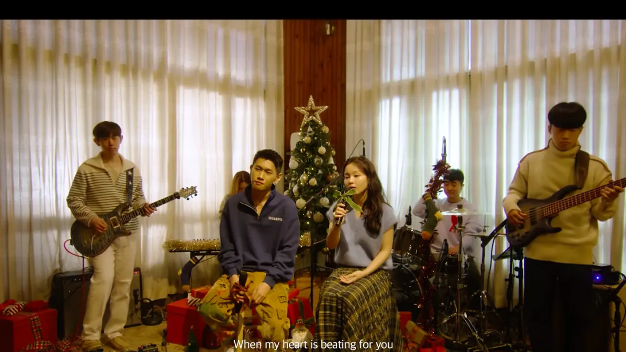 For You dari Lee Hi feat Crush. (YouTube AOMGOFFICIAL)