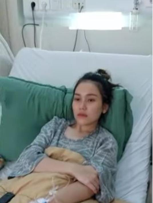 Ayu Ting Ting terkulai lemas di kasur rumah sakit. wajahnya terlihat pucat. (Foto: Instagram/@mom_ayting92_)