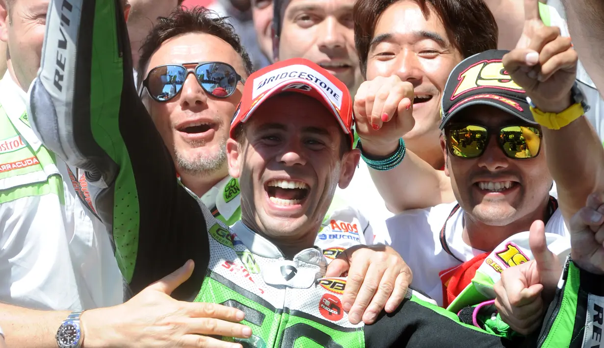 Pebalap asal Spanyol Alvaro Bautista saat balapan di Sirkuit Le Mans, Prancis. (AFP Photo/Jean Francois Monier)