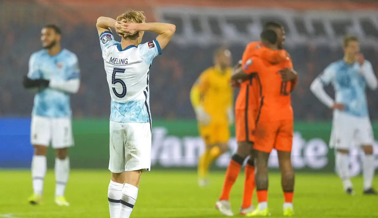 Reaksi pemain Norwegia Birger Meling usai melawan Belanda pada pertandingan sepak bola kualifikasi Grup G Piala Dunia 2022 di Stadion De Kuip, Rotterdam, Belanda, 16 November 2021. Belanda menang 2-0. (AP Photo/Peter Dejong)