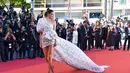 Coba lihat, semua mata tertuju pada Kendall. Berlenggang di red carpet, Kendall memakai dress yang panjangnya sangat menjuntai mengikuti kemanapun ia berjalan. Tubuhnya yang seksi sangat menggoda. (AFP/Alberto Pizzoli)