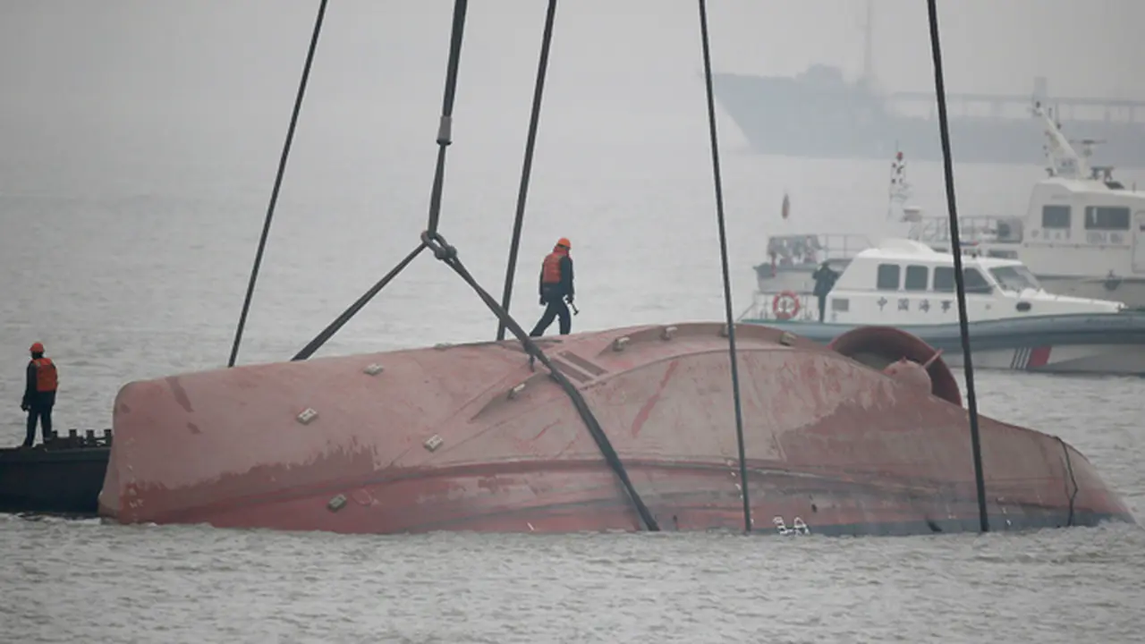 Kapal Tenggelam di Sungai Yangtze, China 