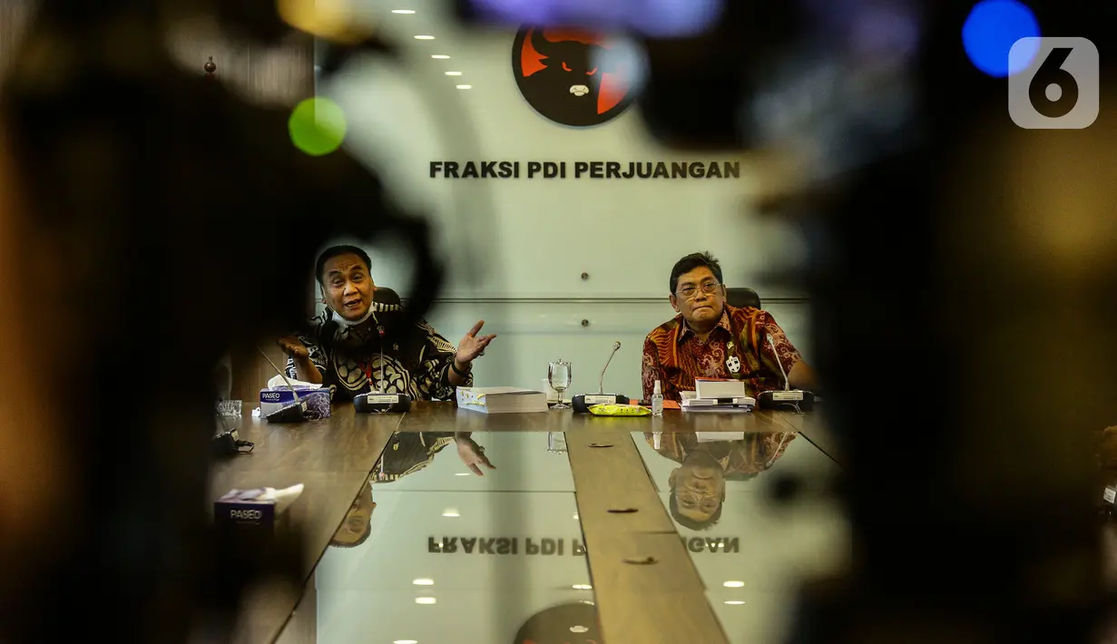Ketua Fraksi PDIP DPR Utut Adianto (kanan) dan Sekretaris Fraksi Bambang Wuryanto memberikan keterangan soal pencopotan Rieke Diah Pitaloka dari jabatan Wakil Ketua Baleg DPR digantikan Komjen Purnawirawan Muhammad Nurdin, Jakarta, Kamis (9/7/2020). (Liputan6.com/Johan Tallo)