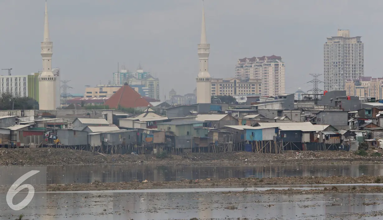 Deretan pemukiman kumuh di bantaran Waduk Pluit, Jakarta, Minggu (1/5). Masih banyaknya pemukiman kumuh di sekitar waduk membuat kawasan tersebut terlihat kurang tertata rapi, meskipun telah dibangun taman. (Liputan6.com/Immanuel Antonius)