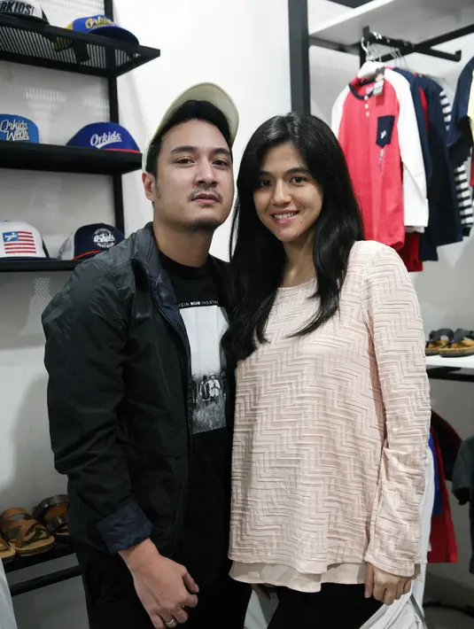 Disc Jockey (DJ)  Putri Una atau lebih dikenal dengan DJ Una kini tengah menanti anak pertama buah cintanya dengan DJ Rama. Meski sempat menjadi perbincangan warganet terkiat kehamilannya, ia mengaku tak ambil pusing. (Nurwahyunan/Bintang.com)